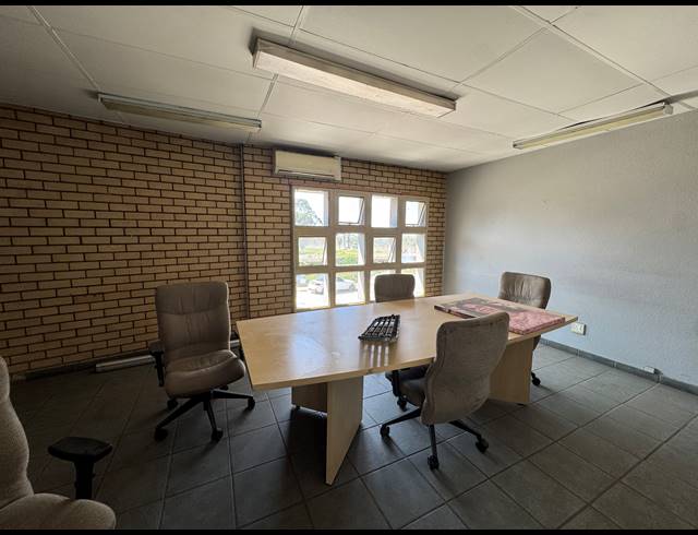 1,100M² WAREHOUSE FOR SALE IN ROBERTVILLE